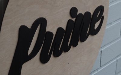 Yrityksen vanerituotteet – persoonalliset kyltit ja liikelahjat omalla logolla