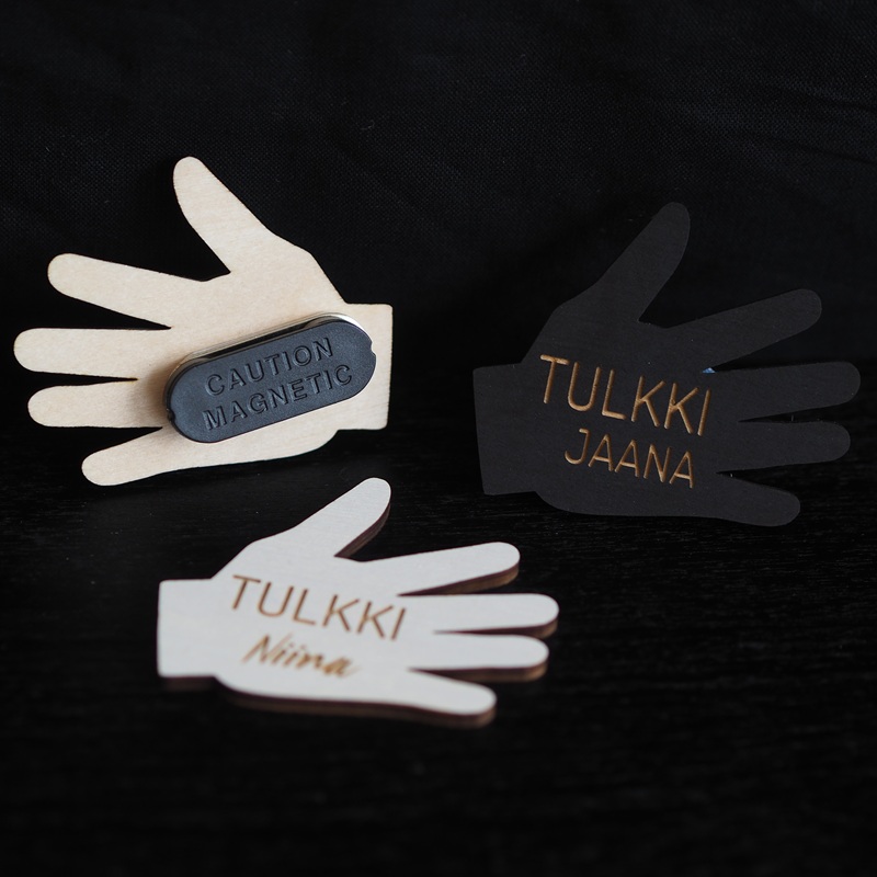 nimikyltti-personoitavat-yrityksille-vaneri-vanerinen-logo-logotuotteet-magneetti-neula-nimella-tyontekijalle