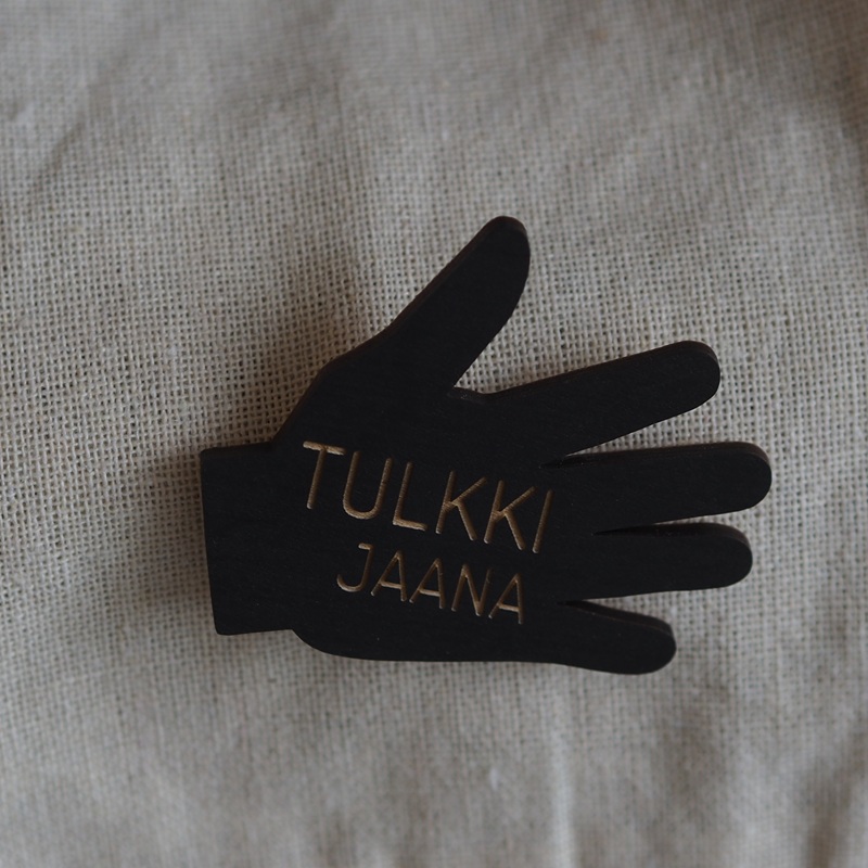 nimikyltti-personoitavat-yrityksille-vaneri-vanerinen-logo-logotuotteet-magneetti-neula-nimella-tyontekijalle