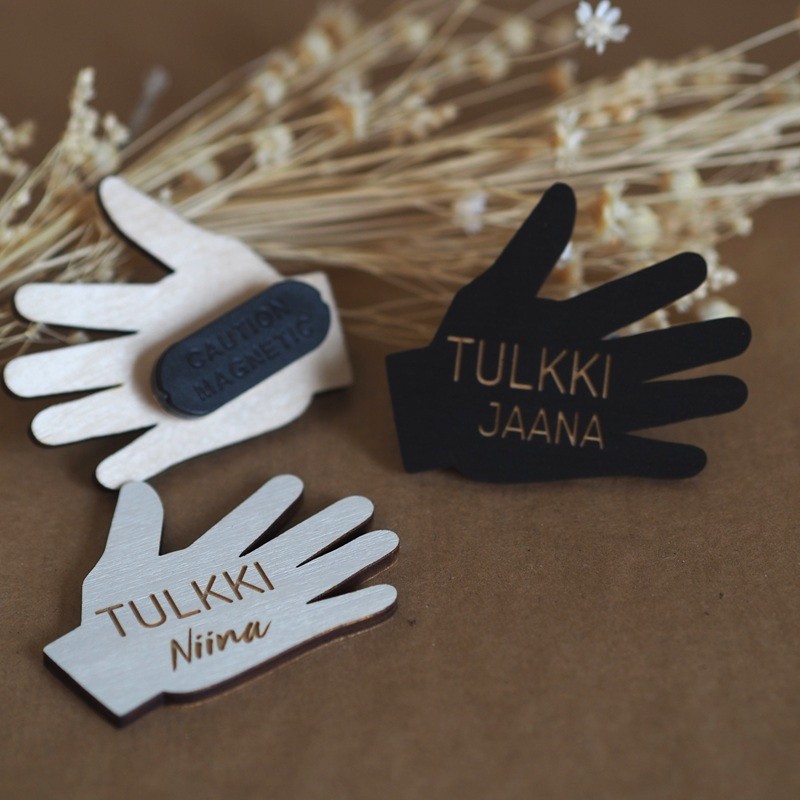 nimikyltti-personoitavat-yrityksille-vaneri-vanerinen-logo-logotuotteet-magneetti-neula-nimella-tyontekijalle