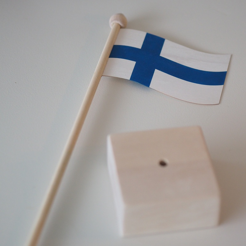 Pöytälippu - puinen Suomen lippu - Image 2