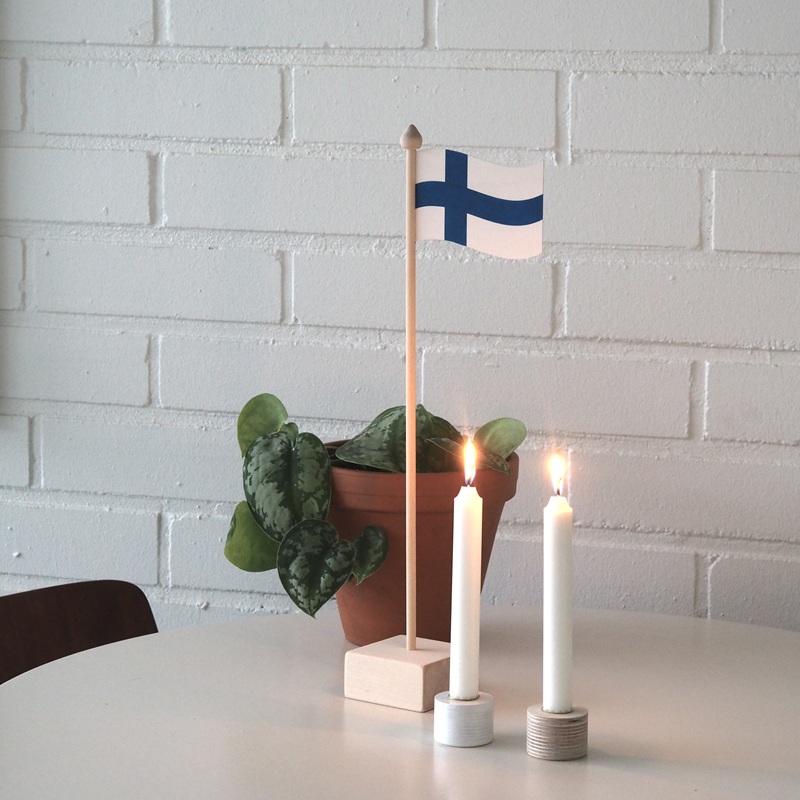 Pöytälippu - puinen Suomen lippu