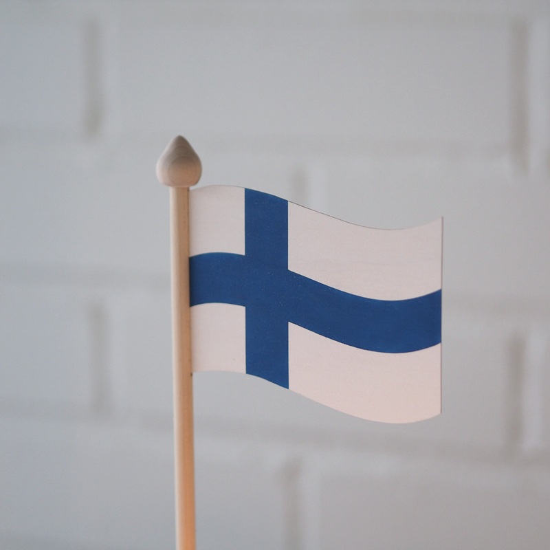 Pöytälippu - puinen Suomen lippu - Image 3